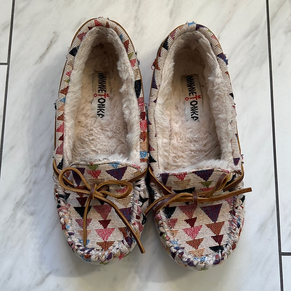 Minnetonka Moccasins multi arrow Size 7